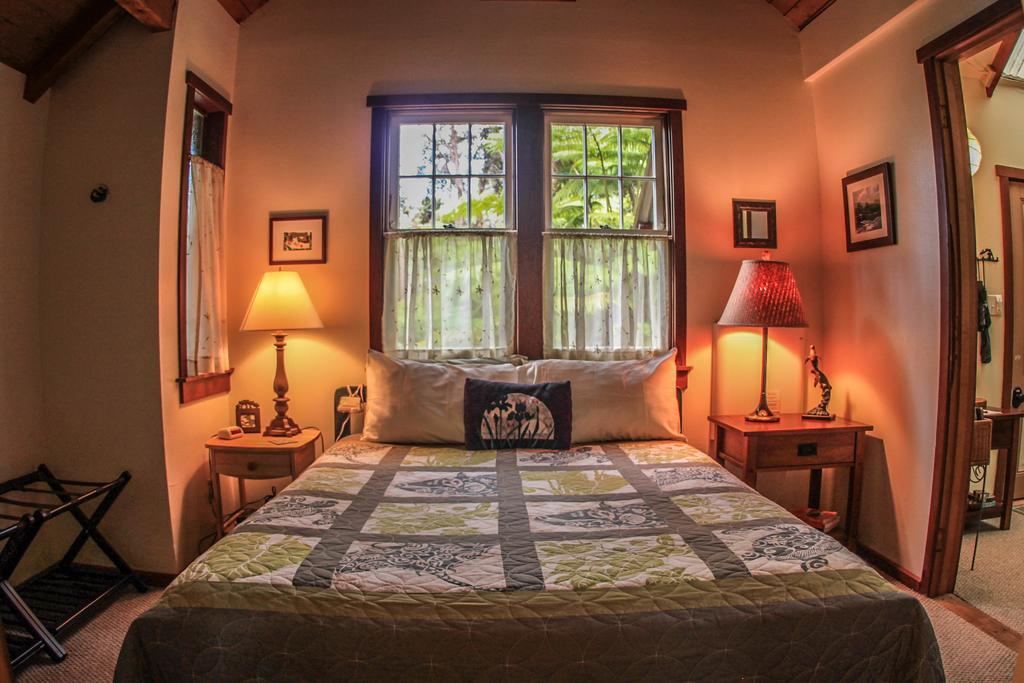 Ferny Hollow: Romantic Rainforest Cottage Волкейно Екстериор снимка