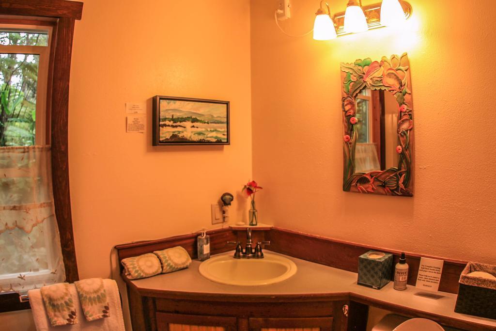 Ferny Hollow: Romantic Rainforest Cottage Волкейно Екстериор снимка